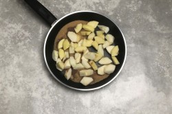 Яблочный крамбл с яблоками - шаг 5