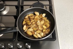 Яблочный крамбл с яблоками - шаг 7