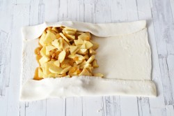 Яблочный штрудель из слоеного теста - шаг 10 Яблочный штрудель из слоеного теста - шаг 10