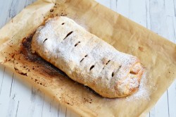 Яблочный штрудель из слоеного теста - шаг 14 Яблочный штрудель из слоеного теста - шаг 14