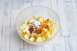 Яблочный штрудель из слоеного теста - шаг 5 Яблочный штрудель из слоеного теста - шаг 5