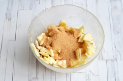 Яблочный штрудель из слоеного теста - шаг 6 Яблочный штрудель из слоеного теста - шаг 6