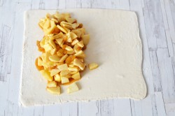 Яблочный штрудель из слоеного теста - шаг 9 Яблочный штрудель из слоеного теста - шаг 9