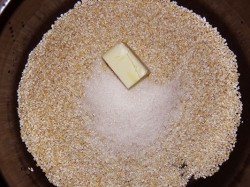 Ячневая каша в мультиварке молочная по классике - шаг 4