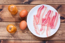 Яйца с беконом - шаг 1