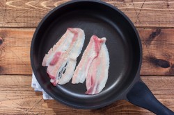 Яйца с беконом - шаг 2