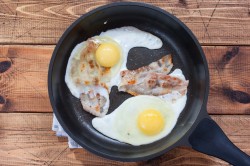 Яйца с беконом - шаг 3