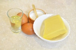 Яйца с сыром на сковороде - шаг 1