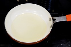 Яйца с сыром на сковороде - шаг 2