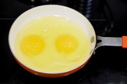 Яйца с сыром на сковороде - шаг 3