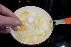 Яйца с сыром на сковороде - шаг 4