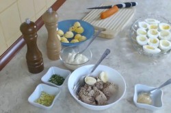 Яйца с тунцом Петухи - шаг 1 Яйца с тунцом Петухи - шаг 1