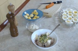 Яйца с тунцом Петухи - шаг 2 Яйца с тунцом Петухи - шаг 2