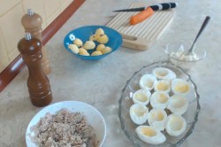 Яйца с тунцом Петухи - шаг 3 Яйца с тунцом Петухи - шаг 3