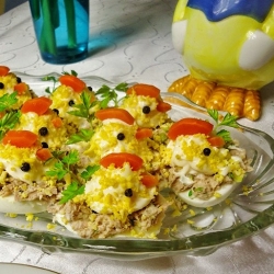 Яйца с тунцом Петухи