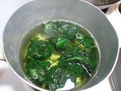 Шпинат с яйцом в духовке - шаг 2