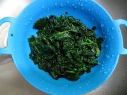 Шпинат с яйцом в духовке - шаг 3