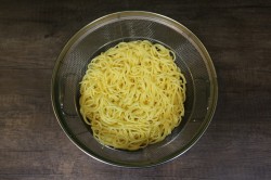 Яичная лапша с курицей и овощами под соусом терияки - шаг 2 Яичная лапша с курицей и овощами под соусом терияки - шаг 2