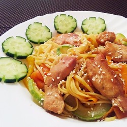 Яичная лапша с курицей и овощами