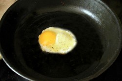 Яичница глазунья - шаг 5