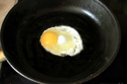 Яичница глазунья - шаг 4