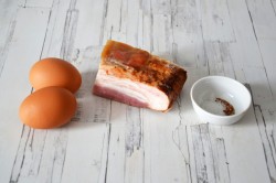 Яичница с беконом на сковороде - шаг 1