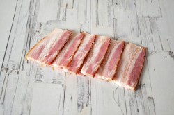 Яичница с беконом на сковороде - шаг 2