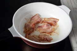 Яичница с беконом на сковороде - шаг 3