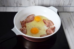 Яичница с беконом на сковороде - шаг 4