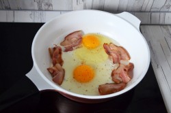 Яичница с беконом на сковороде - шаг 5