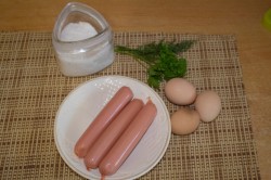 Яичница сердечком с сосиской - шаг 1