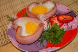 Яичница сердечком с сосиской - шаг 11