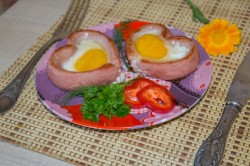 Яичница сердечком с сосиской - шаг 12