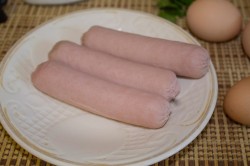 Яичница сердечком с сосиской - шаг 4