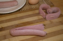 Яичница сердечком с сосиской - шаг 5