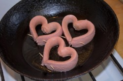 Яичница сердечком с сосиской - шаг 7