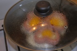 Яичница сердечком с сосиской - шаг 10