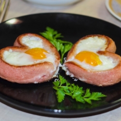 Яичница сердечком с сосиской