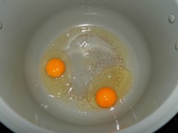 Яичница в мультиварке - шаг 2