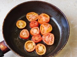 Яичница с помидорами и сыром - шаг 2 Яичница с помидорами и сыром - шаг 2