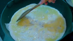 Яичный рулет с начинкой из сыра и овощей - шаг 10