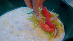 Яичный рулет с начинкой из сыра и овощей - шаг 12