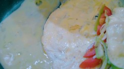 Яичный рулет с начинкой из сыра и овощей - шаг 14