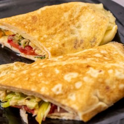 Яичный рулет с начинкой из сыра и овощей - шаг 16