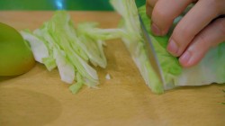 Яичный рулет с начинкой из сыра и овощей - шаг 1