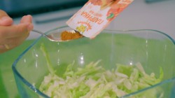 Яичный рулет с начинкой из сыра и овощей - шаг 2