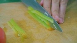 Яичный рулет с начинкой из сыра и овощей - шаг 3