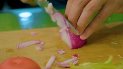 Яичный рулет с начинкой из сыра и овощей - шаг 4