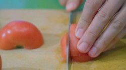 Яичный рулет с начинкой из сыра и овощей - шаг 6