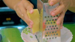 Яичный рулет с начинкой из сыра и овощей - шаг 7